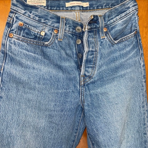 Levi’s Wedgie Straight size 25, blue with knee rips - Picture 3 of 4